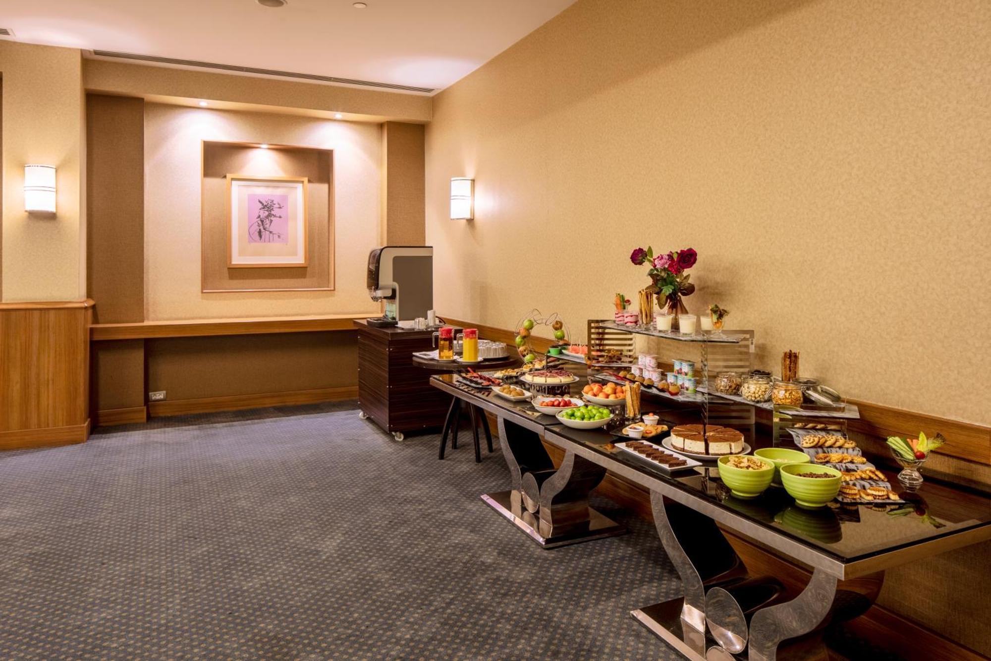 Holiday Inn Sisli By Ihg Истанбул Екстериор снимка