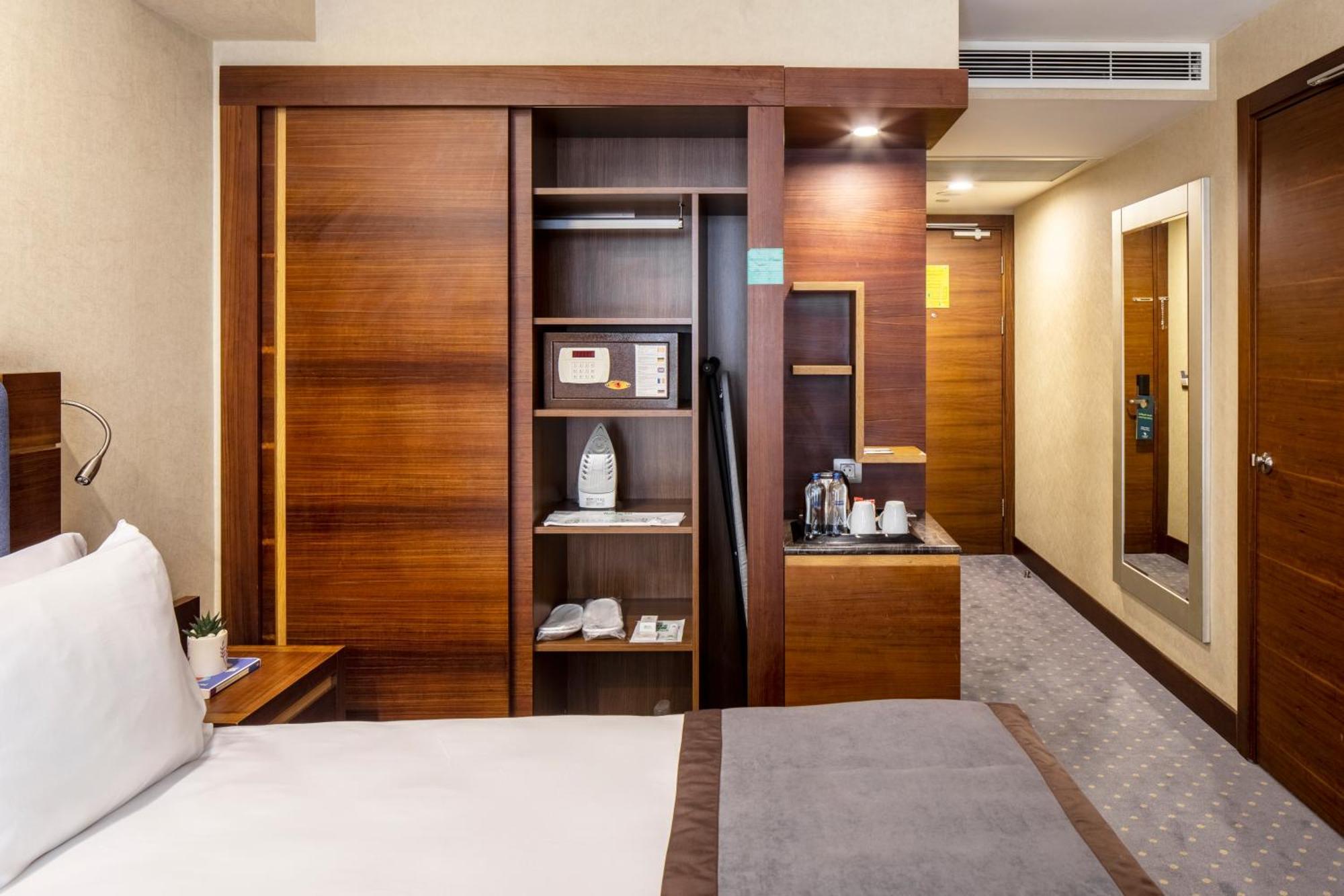 Holiday Inn Sisli By Ihg Истанбул Екстериор снимка