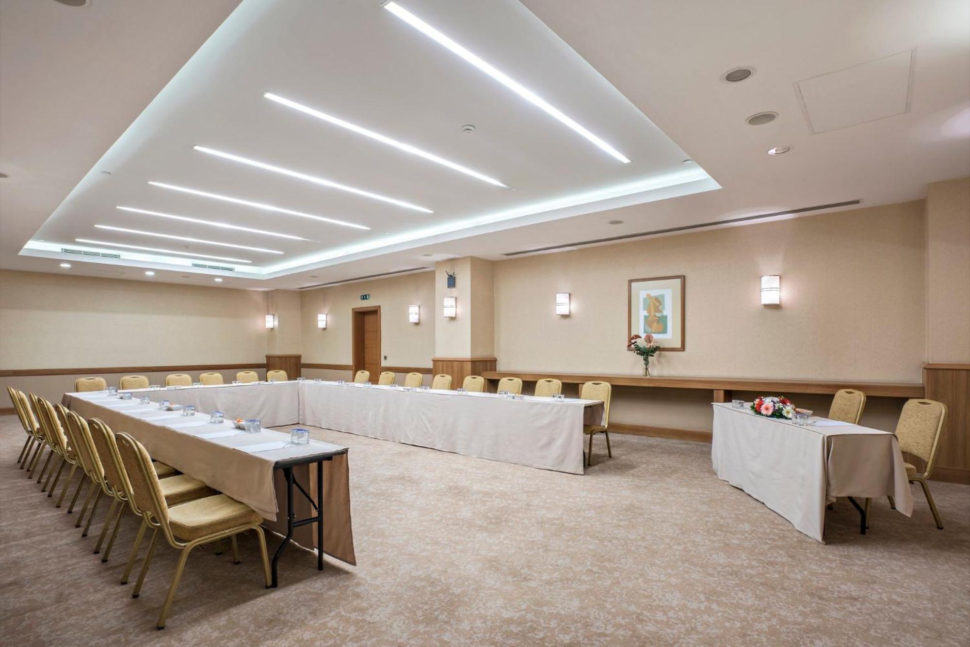 Holiday Inn Sisli By Ihg Истанбул Екстериор снимка