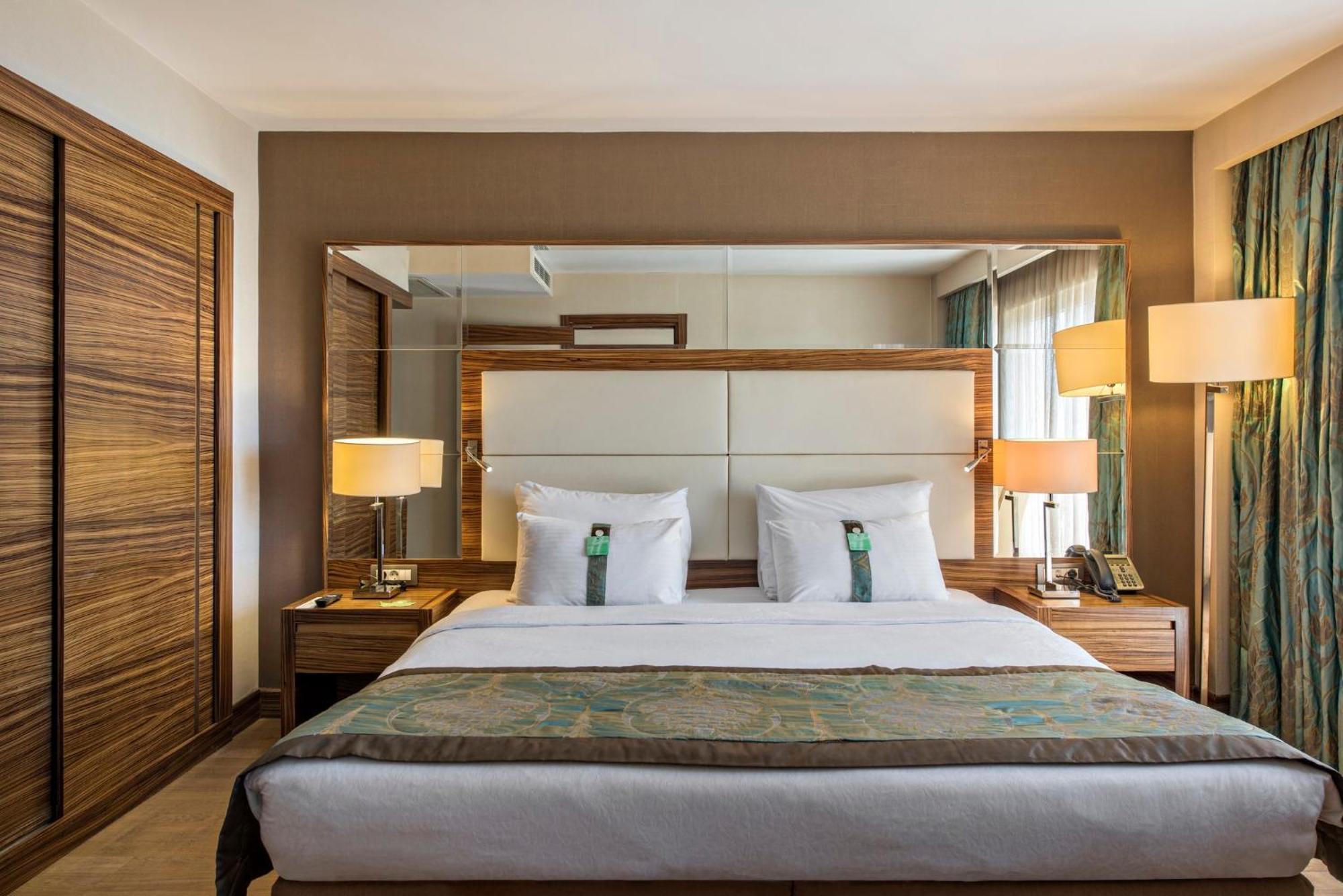 Holiday Inn Sisli By Ihg Истанбул Екстериор снимка