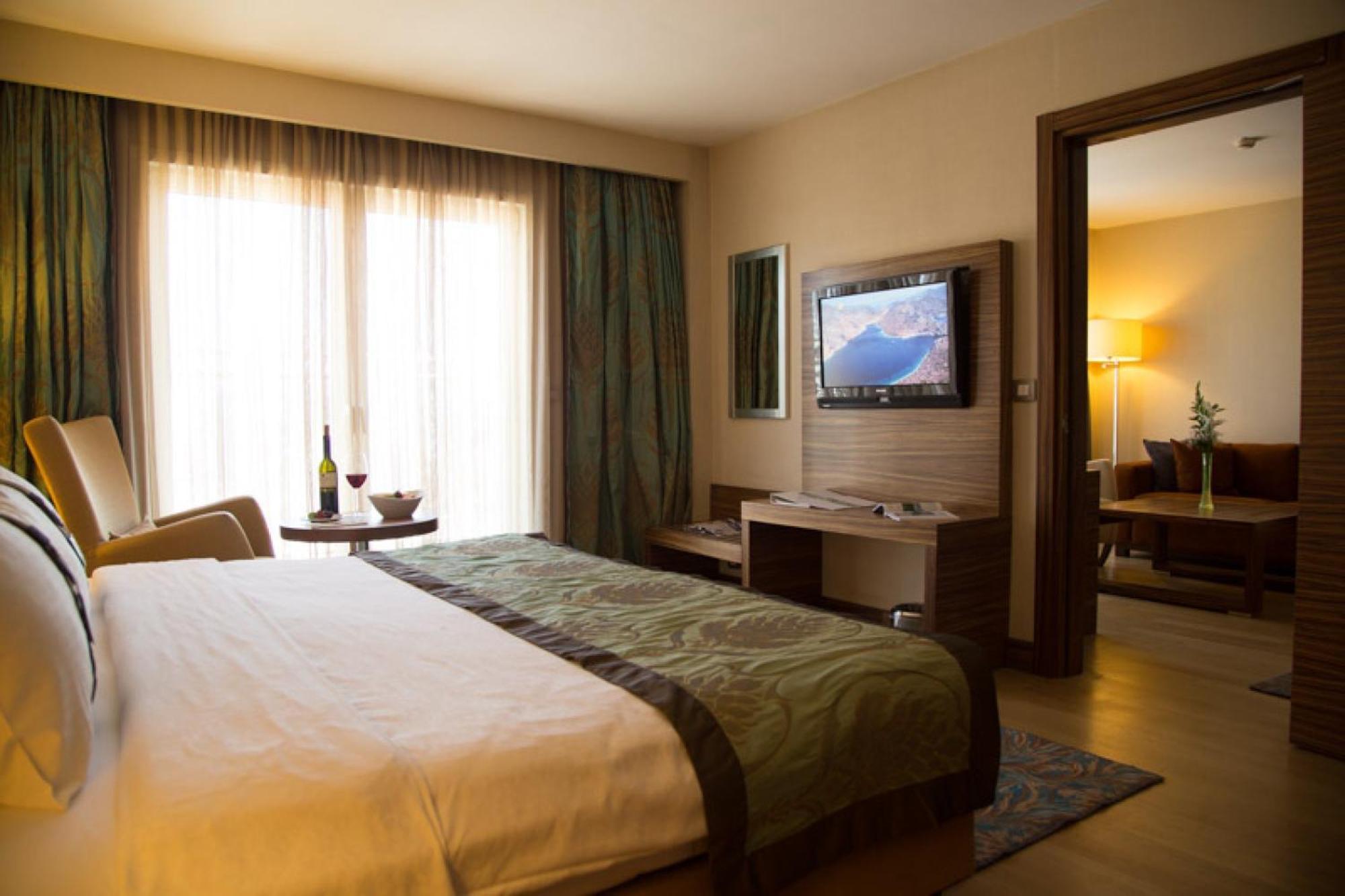 Holiday Inn Sisli By Ihg Истанбул Екстериор снимка